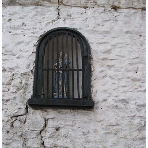 Potale de la Vierge à l'Enfant, sur le pignon du 'Café-tout' à la place de Sirault